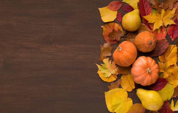 Feuillage d'automne avec trois citrouilles décoratives sur bois
 - Photo, image