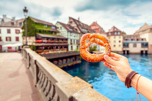 Strazburg şehir manzara arka planda lezzetli kraker - Fotoğraf, Görsel