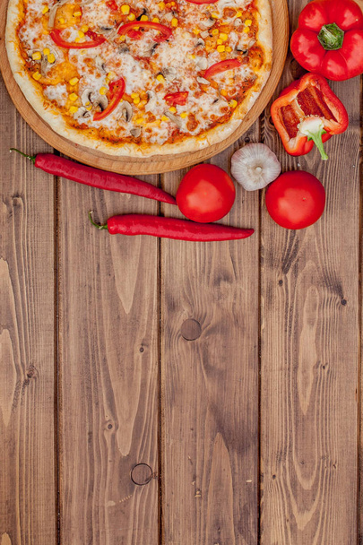 Pizza et vin rouge sur fond de table en bois. Vue supérieure avec espace de copie - Photo, image