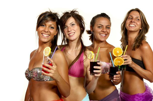 Чотири дівчини весело з напоєм, портрет в студії, ізольовані на білому тлі
 - Фото, зображення