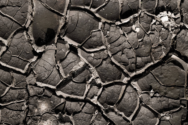 Close-up textuur van gedroogde zwarte grond, symbool van de opwarming van de aarde, abstracte achtergrond - Foto, afbeelding