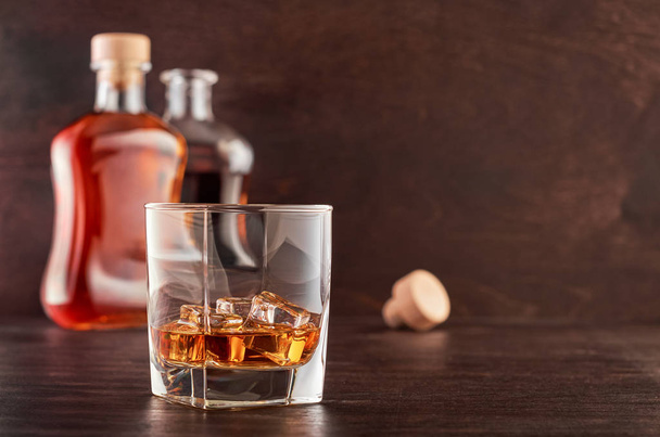 vaso de whisky sobre una mesa de madera - Foto, imagen