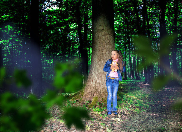 weinig bang meisje in het bos - Foto, afbeelding