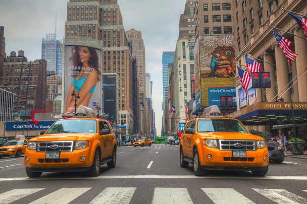 żółte taksówki na ulicy Nowego Jorku - Zdjęcie, obraz