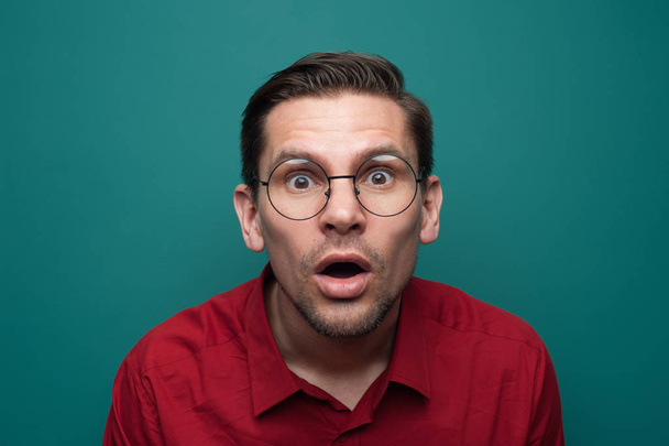 Portrait of shocked surprised young man in glasses - Photo, Image