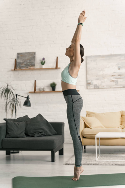 Mujer joven practicando yoga en casa foto de stock
 - Foto, Imagen