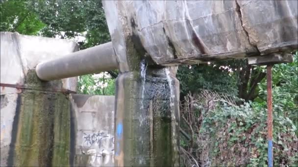 Prosakování vody ze starého zavlažovacího akvaduktu přes citronové háje v Andalusii, Španělsko - Záběry, video