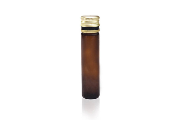 pequeña botella de plástico cosmético con copa de oro aislada sobre fondo blanco
 - Foto, imagen