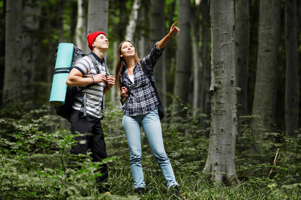 Travel Couple in the Forest - Fotografie, Obrázek