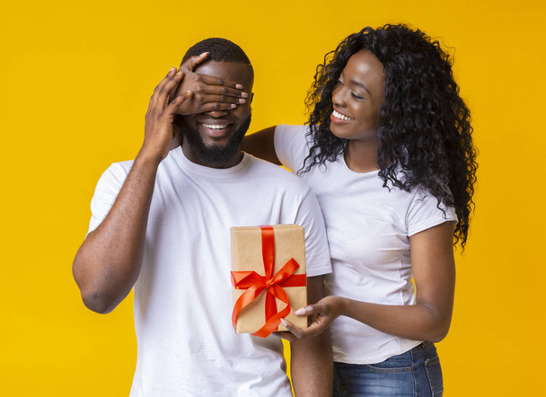Jolie fille noire faisant un cadeau à son petit ami
 - Photo, image