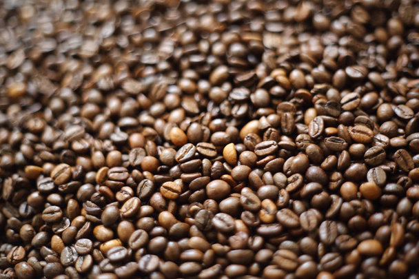 Кофейные зерна размыты на фоне. Дефокусировка (или выбранная фокусировка) текстуры кофе
. - Фото, изображение