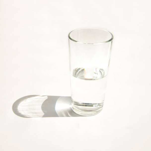 transparentes Glas mit Wasser auf weißem Hintergrund - Foto, Bild