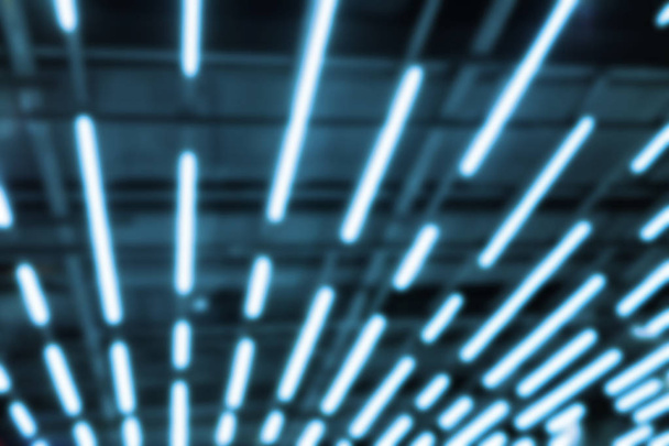 El neón azul borroso abstracto llevó rayas de la lámpara de luz en el techo o techo del centro comercial. Perspectiva rayado futurista loft moderno fondo
 - Foto, Imagen