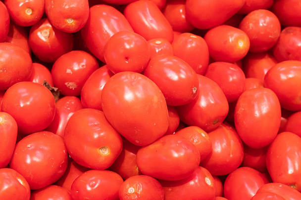 close up of showcase with tomatoes in supermarket - Фото, изображение