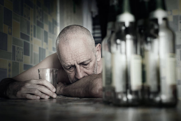 Απεγνωσμένος άντρας που πέφτει στην κατάθλιψη και γίνεται αλκοολικός - Φωτογραφία, εικόνα