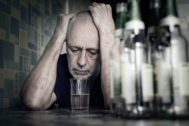 Wanhopige man vallen in depressie en worden alcoholische - Foto, afbeelding