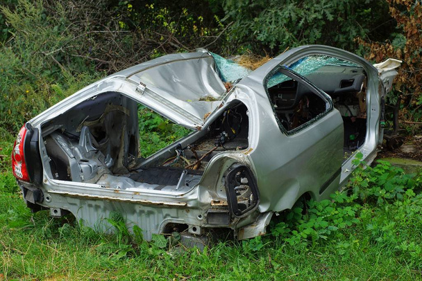 marco un coche gris desmontado
 - Foto, Imagen