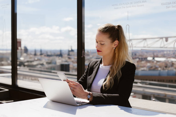 Modern woman. Business woman. Beautiful woman working at laptop. - Foto, afbeelding