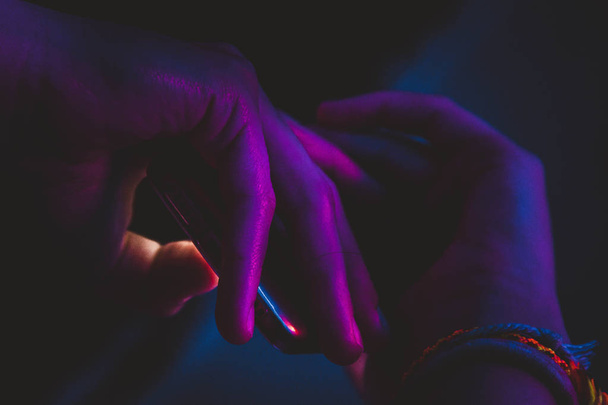 phone in hand. Neon - Foto, afbeelding