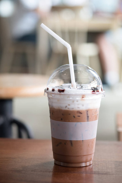 Стакан кофе со льдом мокко с молочной пеной
 - Фото, изображение