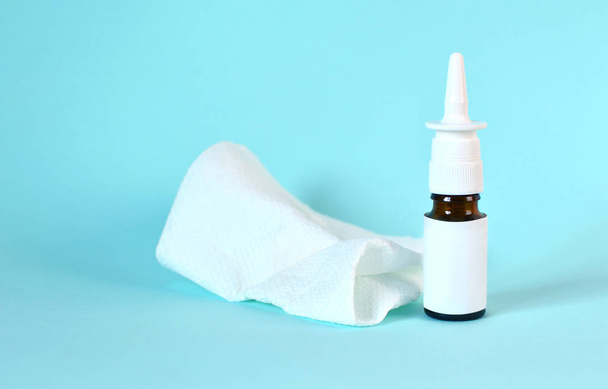 Enfermedad concepto de nariz fría y líquida con gotas nasales en aerosol y pañuelo
 - Foto, imagen