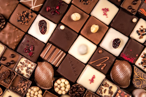 Çikolata çeşitleri, beyaz, siyah ve sütlü çikolata. - Fotoğraf, Görsel