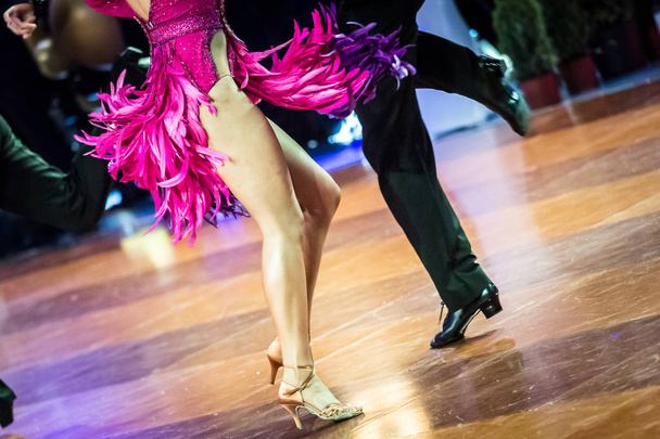 pár tančící latinské tance - Fotografie, Obrázek