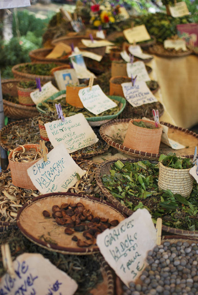 stand de mercado com especiarias e ervas em São Paulo em la reunião
 - Foto, Imagem