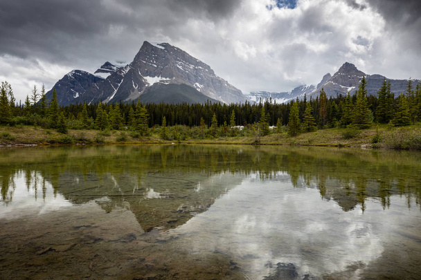 Озеро Боу в парке Айсефилд в канадской провинции Альберта
 - Фото, изображение