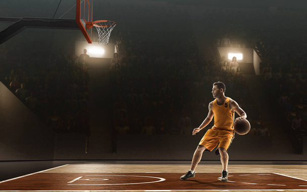 Joven jugador de baloncesto profesional en acción en una cancha de baloncesto iluminada
 - Foto, imagen