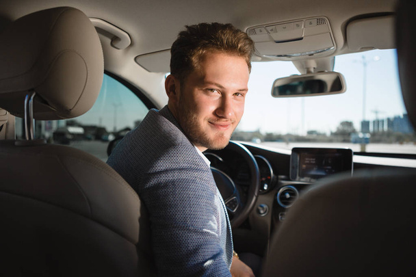 Ritratto di un bell'uomo d'affari felice che guida un'auto
. - Foto, immagini