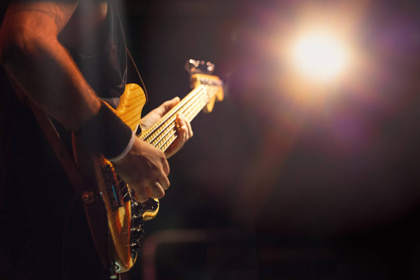 5-струнный басист во время живого выступления
 - Фото, изображение