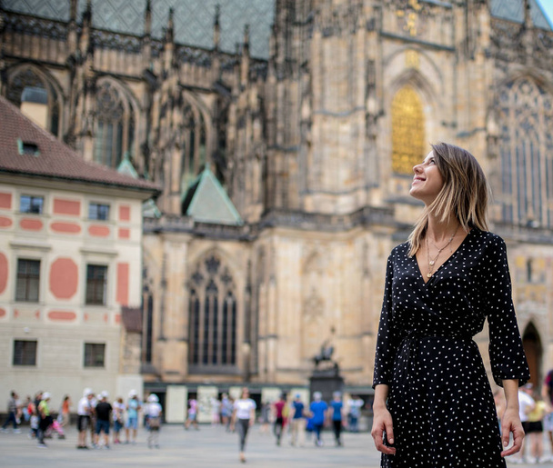 donna nel centro storico di Praga, Repubblica Ceca
 - Foto, immagini