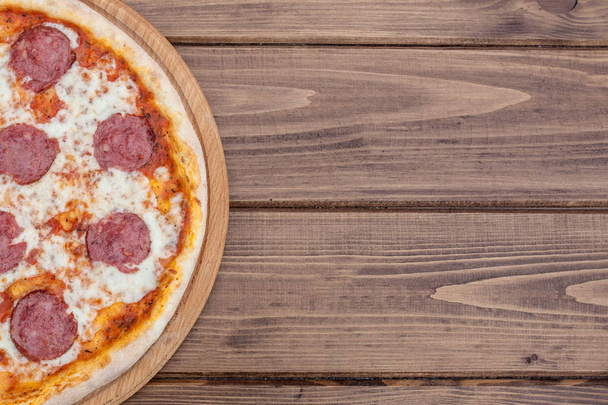 Italian Pepperoni pizza with salami on dark wooden background to - Fotoğraf, Görsel