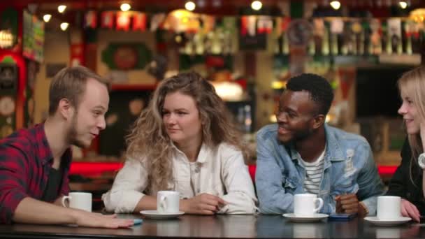 Egy férfi inget mond egy történetet a barátok, két lány és egy afro-amerikai hallgat, és nevetve. Egy baráti időt töltenek együtt. Diákértekezlet - Felvétel, videó