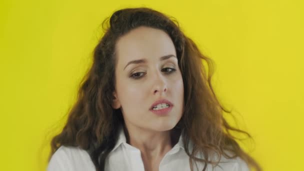 Portré elégedetlen nő kifejező ellenszenv és bemutatja az undor a Studio sárga háttér. - Felvétel, videó