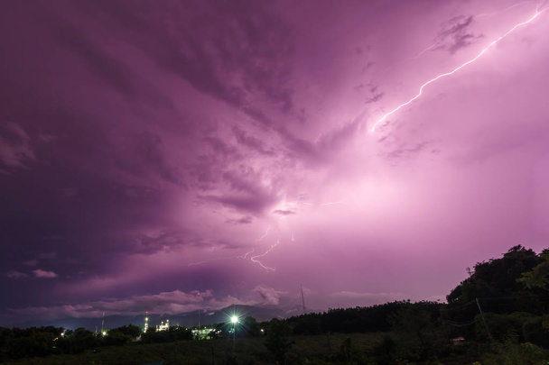 Tempesta e fulmini brillanti colpiscono al crepuscolo di notte
 - Foto, immagini