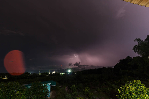 Storm en felle blikseminslag in de schemering 's nachts - Foto, afbeelding