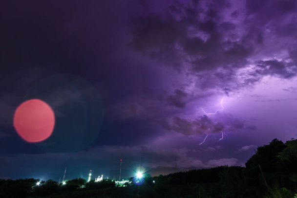 Καταιγίδα και φωτεινό χτύπημα αστραπή το σούρουπο το βράδυ - Φωτογραφία, εικόνα