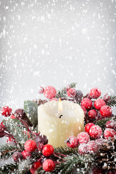 Kırmızı böğürtlenlerden, kürk ağacından ve konilerden Noel çelengi - Fotoğraf, Görsel