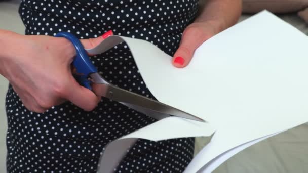 Frau schneidet Papier mit Schere aus nächster Nähe - Filmmaterial, Video