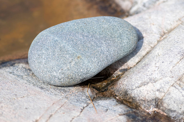 Dettaglio di pietre di granito arrotondate e intemperie trovate presso la radura
 - Foto, immagini