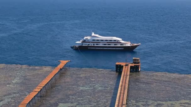 Luxusjachtkikötő a korallzátonyok közelében - Felvétel, videó