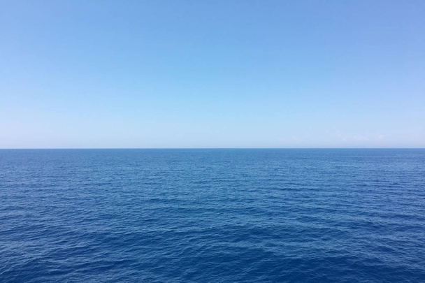 Mar océano y azul claro cielo fondo
. - Foto, imagen