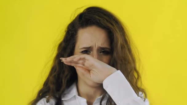 Mladá krásná žena pláče ve žluté obrazovce studia - Záběry, video