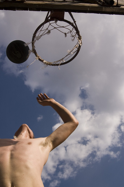 Teenager plays basketball - Fotoğraf, Görsel