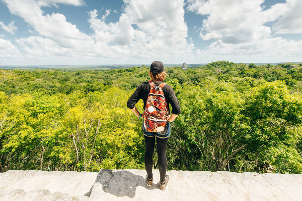 Tikal, Guatemala augustus toerist is op zoek naar gelegen in El Peten Department, Tikal National Park. - Foto, afbeelding