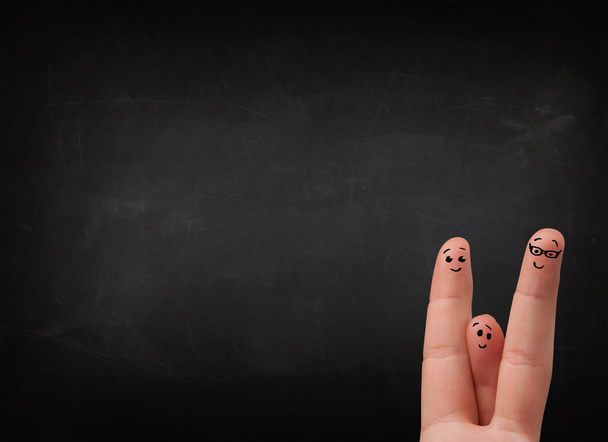 Mutlu gülen parmaklar boş kara tahtaya bakıyor - Fotoğraf, Görsel