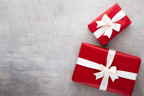 Подарункова або подарункова коробка і зірки конфетті на кольоровому столі зверху
.  - Фото, зображення