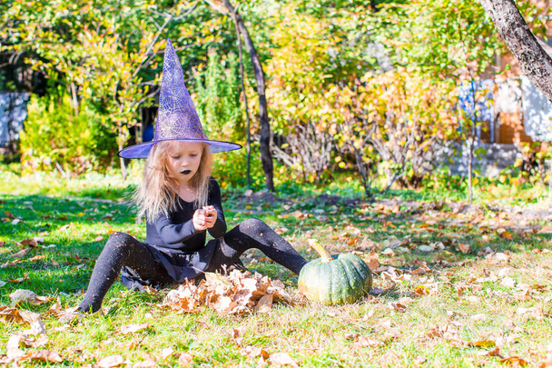 Bonne petite sorcière amusez-vous à l'extérieur à Halloween. Trick ou traiter
. - Photo, image